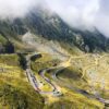 Mașini pe serpentinele Transfăgărășanului, destinație pentru călătorii interne în România