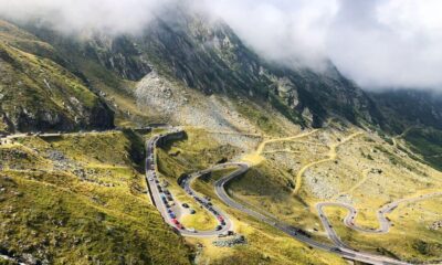 Mașini pe serpentinele Transfăgărășanului, destinație pentru călătorii interne în România