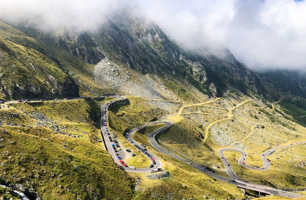 Mașini pe serpentinele Transfăgărășanului, destinație pentru călătorii interne în România
