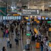 Pasageri cu bagaje în zona de plecări a aeroportului Schiphol din Amsterdam, înaintea controlului unde sunt oprite obiectele confiscate la aeroport
