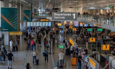 Pasageri cu bagaje în zona de plecări a aeroportului Schiphol din Amsterdam, înaintea controlului unde sunt oprite obiectele confiscate la aeroport