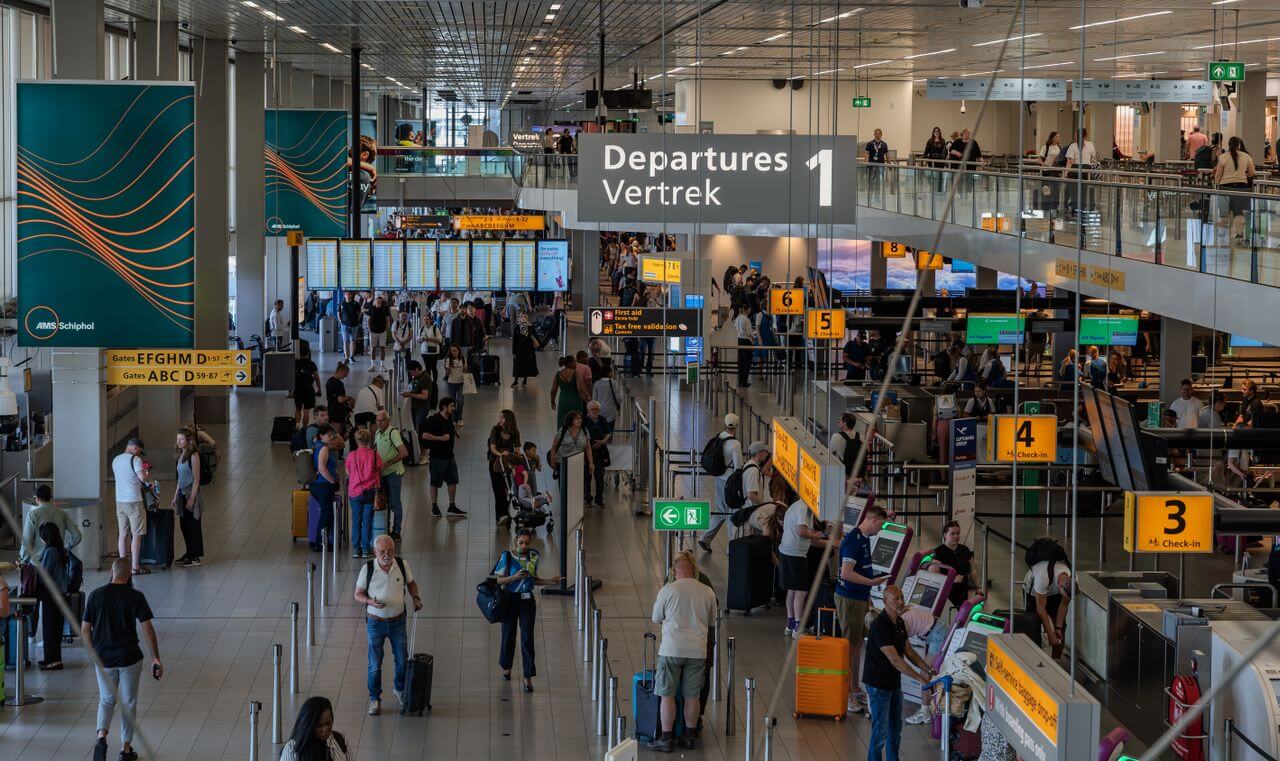 Pasageri cu bagaje în zona de plecări a aeroportului Schiphol din Amsterdam, înaintea controlului unde sunt oprite obiectele confiscate la aeroport