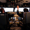 Comandant și copilot în cabina de pilotaj a unui avion de pasageri, imagine legată de oboseala piloților
