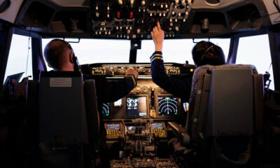 Comandant și copilot în cabina de pilotaj a unui avion de pasageri, imagine legată de oboseala piloților