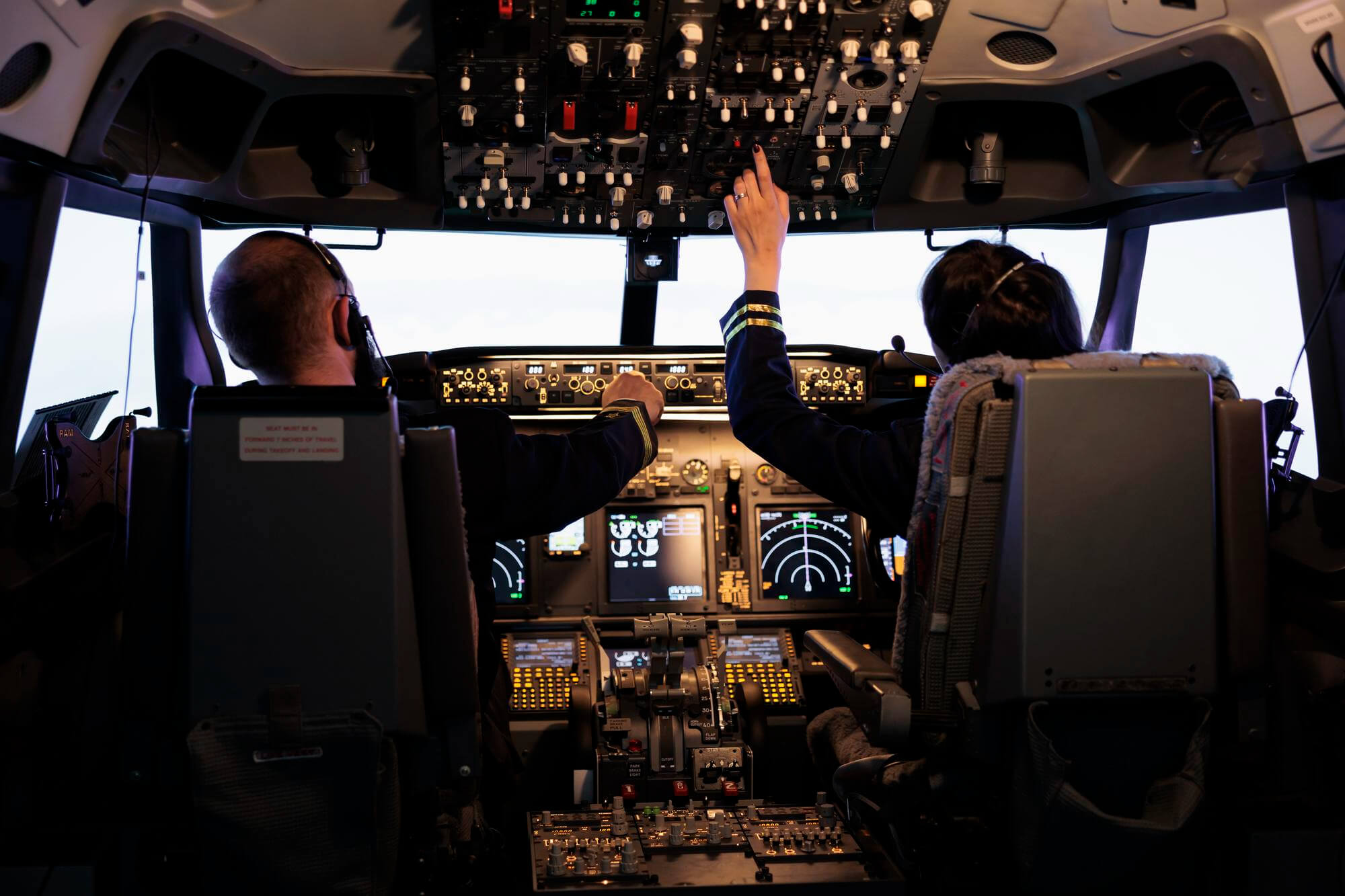 Comandant și copilot în cabina de pilotaj a unui avion de pasageri, imagine legată de oboseala piloților