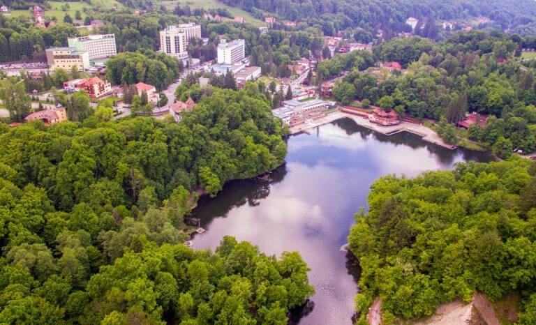 Lacul Ursu și stațiunea Sovata văzute de sus, stațiune balneară vizată de programul de guvernare pentru turism