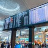 Panou cu plecări internaționale într-un aeroport, imagine pentru articolul despre rambursare la un bilet de avion cumpărat prin agenție