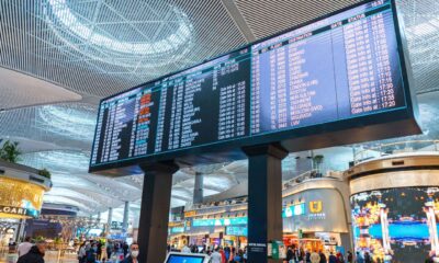 Panou cu plecări internaționale într-un aeroport, imagine pentru articolul despre rambursare la un bilet de avion cumpărat prin agenție