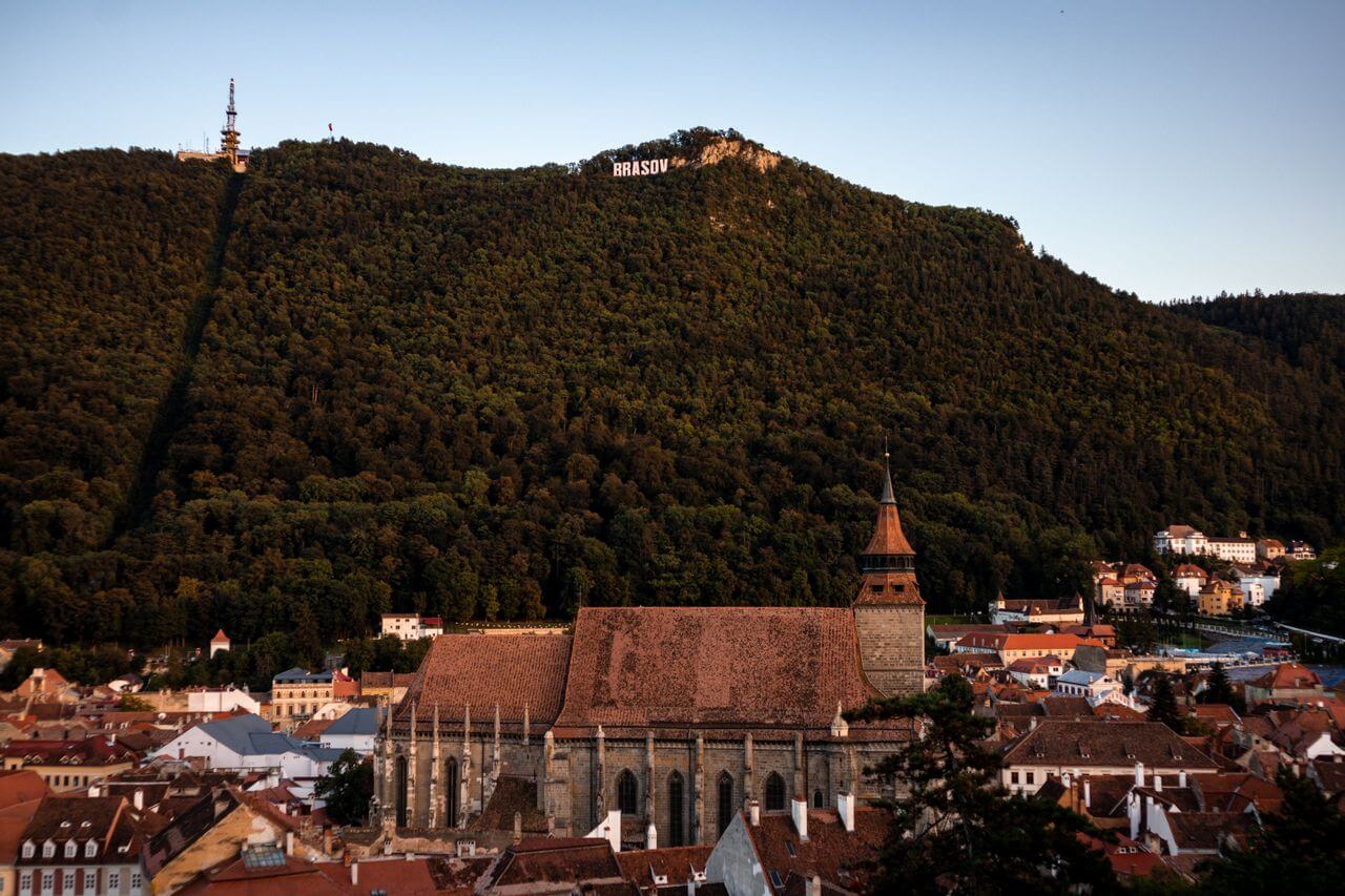 Biserica Neagră și dealul Tâmpa din Brașov, în centrul istoric vizat de noua strategie de turism