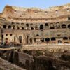 Interiorul Colosseumului din Roma, cu subteranele arenei și vizitatori pe galerii, destinație căutată în vacanța de toamnă cu copiii