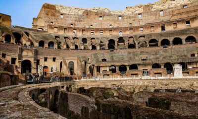 Interiorul Colosseumului din Roma, cu subteranele arenei și vizitatori pe galerii, destinație căutată în vacanța de toamnă cu copiii