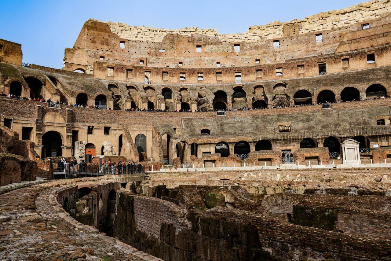 Interiorul Colosseumului din Roma, cu subteranele arenei și vizitatori pe galerii, destinație căutată în vacanța de toamnă cu copiii